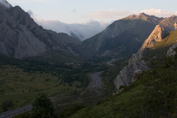 Entorno del embalse de Barrios de Luna en León. 