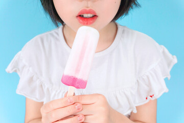 Close-up of a girl eating sorbet.  シャーベットを食べる女の子のクローズアップ