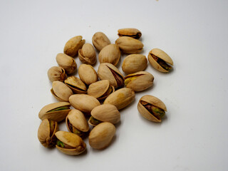 Pistachos en primer plano vistos desde arriba.