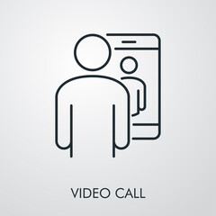 Hombre realizando vídeo llamada en teléfono inteligente. Icono plano lineal con texto VIDEO CALL en fondo gris