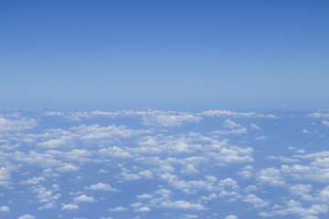 Los Pirineos nevados y nubes en su lado sur. Vista  desde un vuelo comercial a la altura de la provincia de Zaragoza.