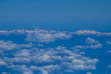 Los Pirineos nevados y nubes en su lado sur. Vista  desde un vuelo comercial a la altura de la provincia de Zaragoza.