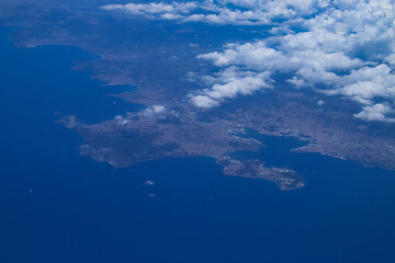 Fototapeta na wymiar Costa azul francesa, la Provenza, Puerto de Tolón. Fotografía aérea desde la que se observa la línea de costa mediterránea al sur de Francia.