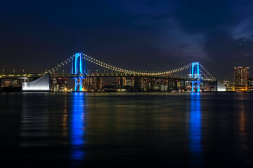 Fototapeta premium レインボーブリッジの夜景 ブルーライトアップ 豊洲ぐるりパークから