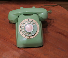 Vieux téléphone filaire en bakélite.
