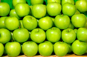 Montón de manzanas verdes colocadas en filas 