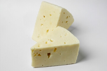 Dos porciones de queso de forma triangular sobre fondo blanco