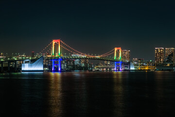 Fototapeta na wymiar レイボーブリッジ、七色のライトアップ 富士見橋から