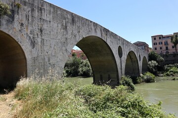 Fototapeta premium Capua - Arcate del Ponte romano dalla riva del fiume Volturno
