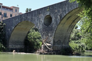 Fototapeta na wymiar Capua - Particolare del Ponte romano dalla riva del fiume Volturno