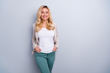 Portrait of her she nice attractive pretty cheerful cheery wavy-haired lady skilled qualified pr...