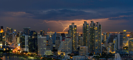 Obraz premium Night City scape of Bangkok central with Lightning and cloudy background 