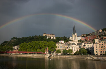 vue sur le vieux Lyon et l'église Saint georges au bord de Saône, avec arc-en ciel