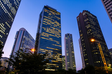 夕暮れの西新宿 高層ビル群