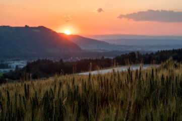 Sonnenuntergang im Sommer über Wiezenfeld im Aaretal