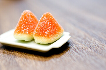 小さなお皿に乗ったすいかグミ