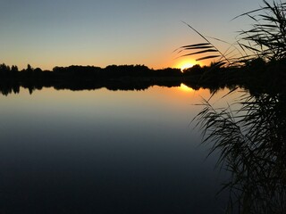 Zach&oacute;d słońca nad jeziorem