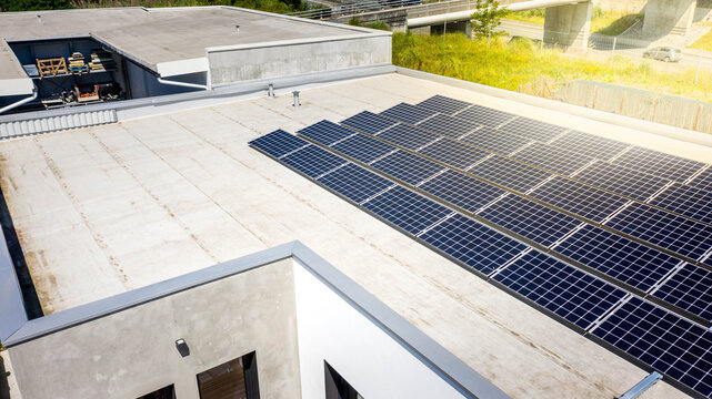 Panneaux solaires sur le toit d'un bâtiment industriel et étanchéité industriel