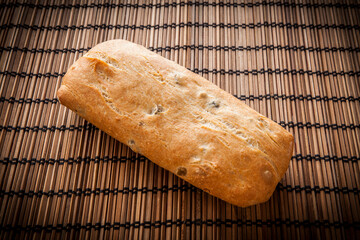 Chapatitas de pan de aceituna sobre fondo de madera
