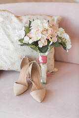 
Bridal bouquet and shoes of delicate color