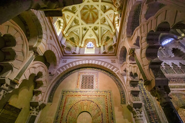 Obraz premium View of the columns and arches in the arabesque style inside the Mezquita, Cathedral of Córdoba, Spain.