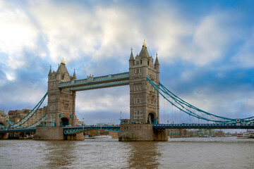 Fototapeta na wymiar turístico puente de las dos torres de Londres 