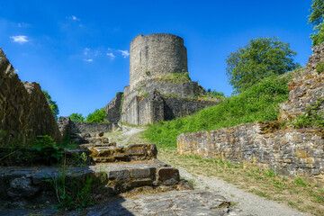 Fototapeta na wymiar Turm einer historischen Burgruine bei Windeck