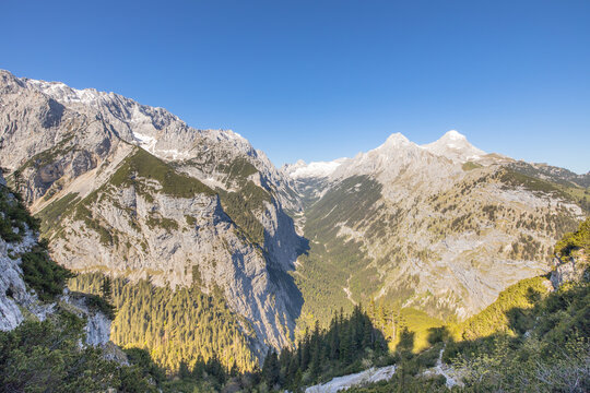 Blick &uuml;ber Reintal und Wettersteingebirge bei Garmisch-Partenkirchen mit Blick auf Zugspitzplatt