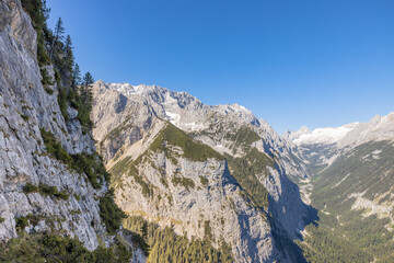 Blick &uuml;ber Reintal und Wettersteingebirge bei Garmisch-Partenkirchen mit Blick auf Zugspitzplatt
