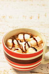 ホットチョコレート　Floating marshmallow on hot chocolate