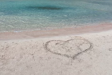 Photo sur Plexiglas  Plage d'Elafonissi, Crète, Grèce Heart drawn on the pure white and pink sand beach with magical turquoise waters, in lagoon on Crete, Greece. Romantic holiday concept