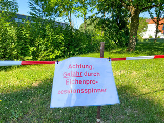 Warnschild Achtung Eichen-Prozessionsspinner