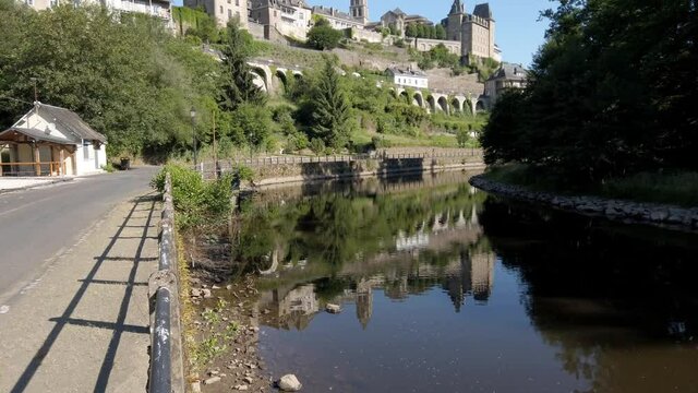 Uzerche (Corr&egrave;ze, France) - Vue panoramique de la cit&eacute; m&eacute;di&eacute;vale et de la V&eacute;z&egrave;re