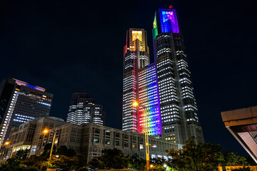 東京都庁 夜景 七色のライトアップ
