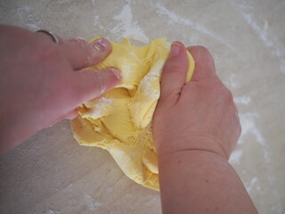 preparazione di pasta all'uovo per tortellini e ravioli