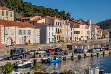 Fototapeta na wymiar Le long du port de Port-Vendres