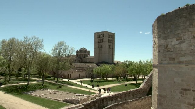 Jardines del Castillo de Zamora con la Catedral de Zamora de fondo.