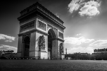Fototapeta na wymiar Arc de triomphe and empty roundabout during Covid - 19 lockdown in Paris, black & white