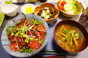 日本の食卓　晩ご飯　家庭料理　マグロの漬け丼と根菜の味噌汁