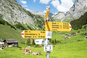 Wanderwegweiser auf dem Alpweiler Äsch bei Unterschächen, Kt. Uri, Schweiz