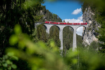 Rhätische Bahn überquert Landwasser Viadukt im Graubünden