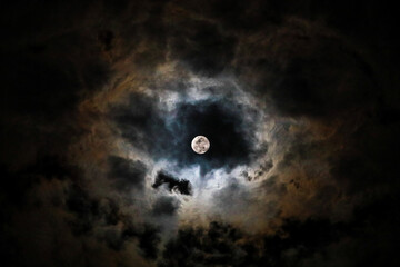 Lua entre as nuvens