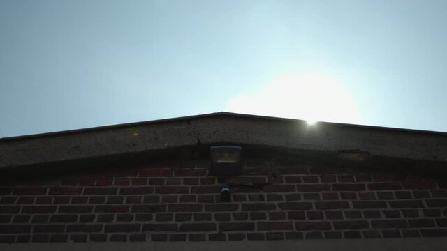 Backsteinwand im Gegenlicht