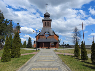 wybudowany w 1958 roku drewniany kosciol katoliucki pod wezwaniem swietych apostolow piotra i pawla w miejscowosci rzewien na mazowszu w polsce © Jacek Sakowicz