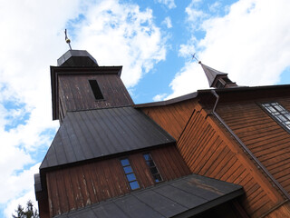 wybudowany w 1958 roku drewniany kosciol katoliucki pod wezwaniem swietych apostolow piotra i pawla w miejscowosci rzewien na mazowszu w polsce