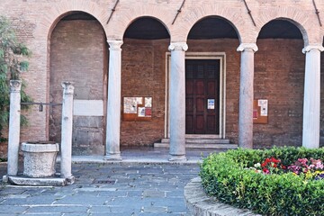 Basilica di San Giovanni a Porta Latina, Roma