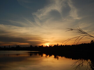 Naklejka premium sunset over the lake