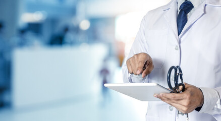 Obraz premium Medicine doctor use tablet or mobile phone.