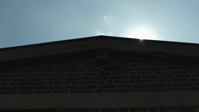 Schwenk &uuml;ber Backsteinwand - 03