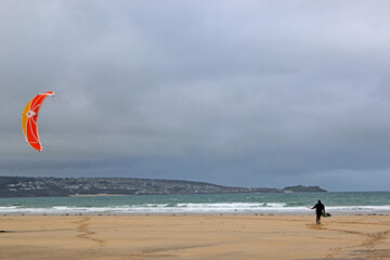 Obraz premium kitesurfer preparing to kite at Gwythian Beach in Cornwall 